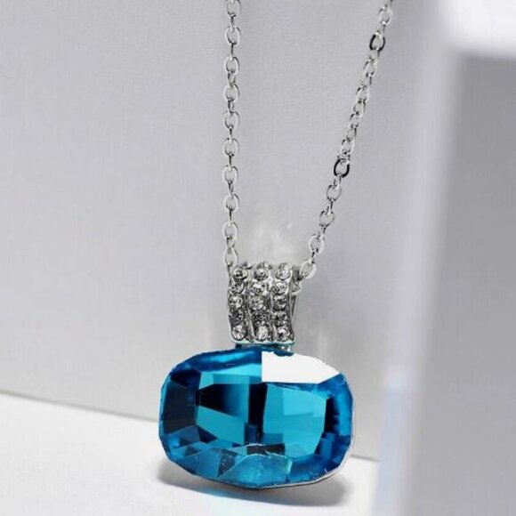 Elegant Blue Pendant Necklace - Picture 3 of 3